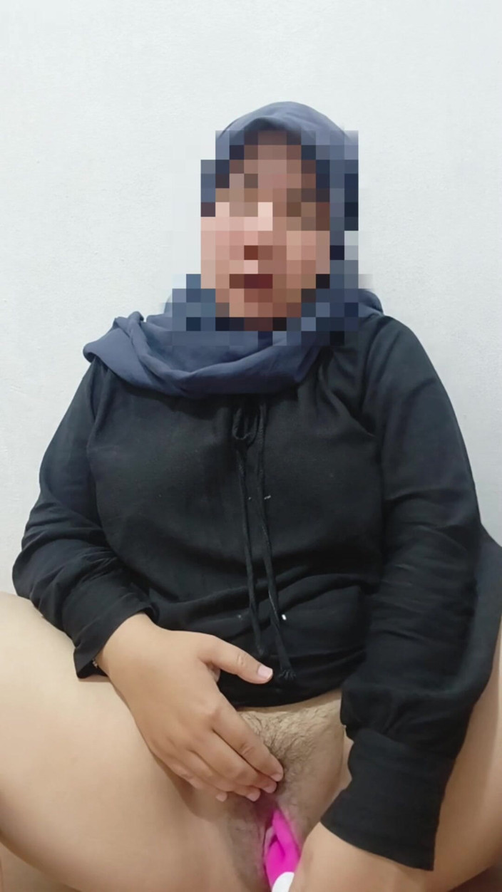 Vaginabig88: Tesettürlü güzel üvey kız kardeş