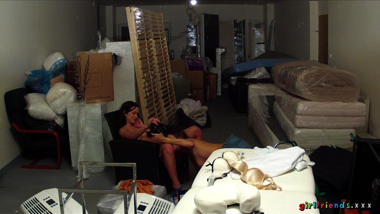 Girlfriends XXX: Girlfriends XXX - splendide ragazze si strofinano la figa nel seminterrato...