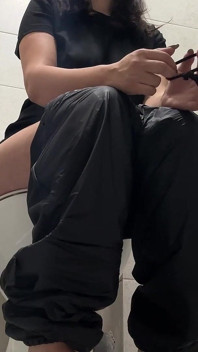 クレイジー・トイレのおなら、黒い服!乳首ポップス