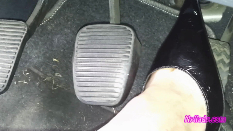 Nyllady: Conduite et revving dans des pompes noires sur pieds nus
