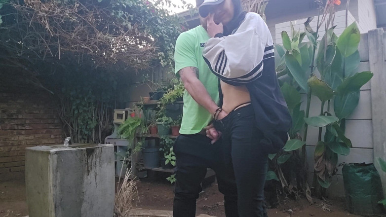 Sparowdox: Foda-se minha esposa na fonte para que os nneighbours possam...