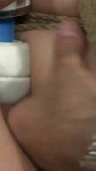 Amatoriale schiava bdsm mentre legata a testa in giù