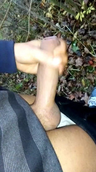 Ragazzo arabo viene all'aperto con suono di goccia sborra