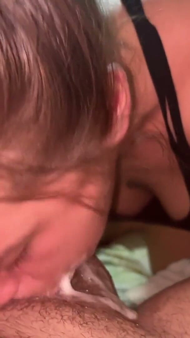 Raxxxbit: 격렬한 단정치 못한 얼굴 섹스에서 자지에 깊이 개그하는 섹시한 소녀