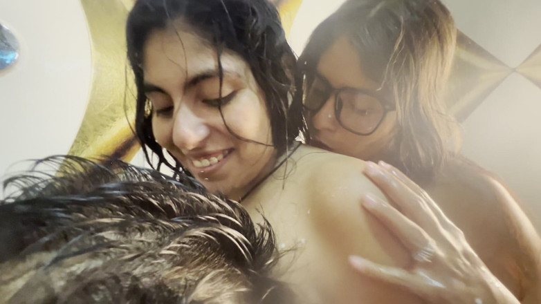 Lady: 질싸와 함께하는 맛있는 FFM 쓰리섬 - 거유와 큰 엉덩이의 여자 두 명과 노인