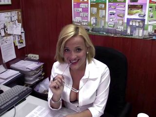 MILF stars: O mamă sexy blondă uimitoare este futută în biroul ei