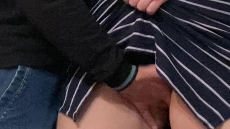 Niki studio: Ho lasciato che uno sconosciuto mi tocchi la figa sotto...