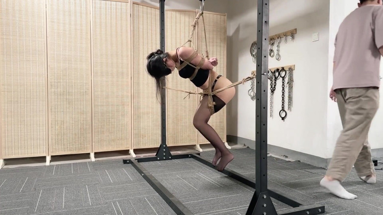 OrangeXXOO: La ragazza sospesa desidera un grosso cazzo