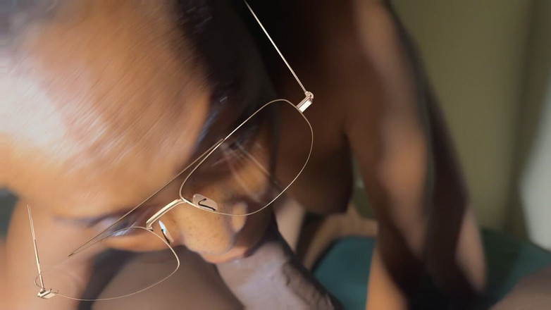 Seductive Fatuma: La séduisante Fatuma taille une pipe à son demi-frère