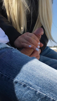 Une fille a été surprise de voir un mec branler une bite dans le parc et l’aider à jouir