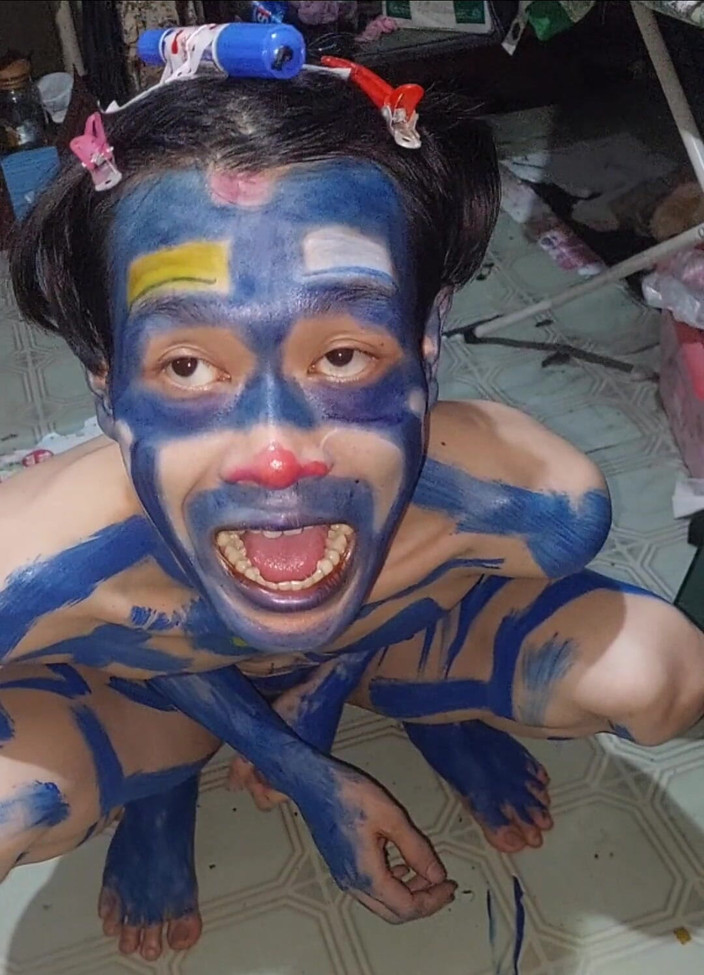 Clown likes to play with colors: Clown clown Chicken