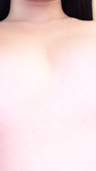 Bogata dziewczyna, Reika Kato, zostaje zalana w swojej pierwszej scenie porno