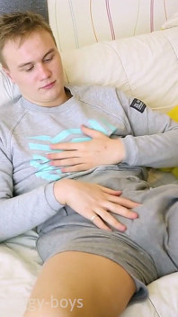 Zvědavý mladý Kasper si strčí anální kolík do úst.