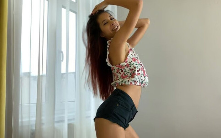 PS-PornVR: 美丽瘦弱的女人享受性爱