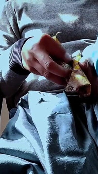 79 Satin handjob - schwanz bläst reiben und kommen auf Satin seidig gelber anzug der stiefschwester