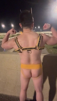 Gece kas kralı: deri koşumlu Asyalı ve jockstrap boş sokaklara sahip