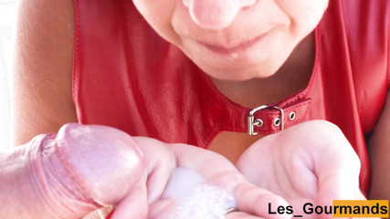 Les Gourmands: MILF em vestido de couro vermelho sexy faz boquete close-up...