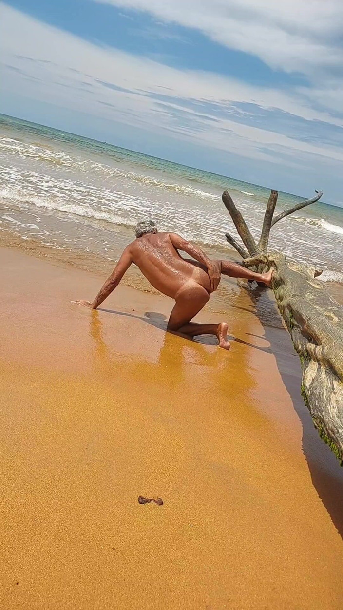 Ladysilvas: Kadın kılıklı ladysilva sahilde bronzlaşmış çıplak seksi mark ateşli götünü gösteriyor