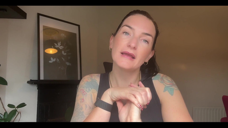 Adreena Winters: Neredeyse Locktober oluyor. Yani yarağın kilitli olacak ve cüzdanın açık...