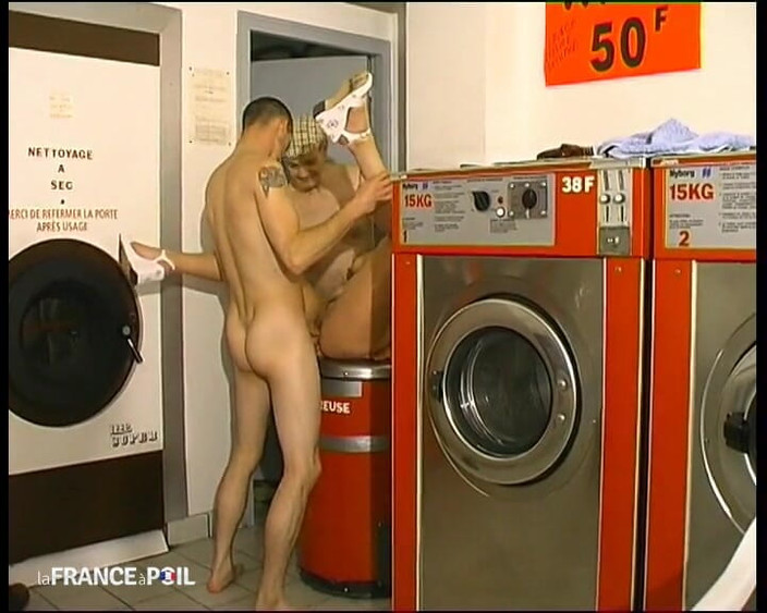 Rue Chaude: Une jolie blonde coquine se fait baiser dans une laverie !