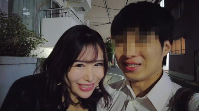 Javmango: J-cup stuzzica la regina - giocano con i capezzoli sul letto