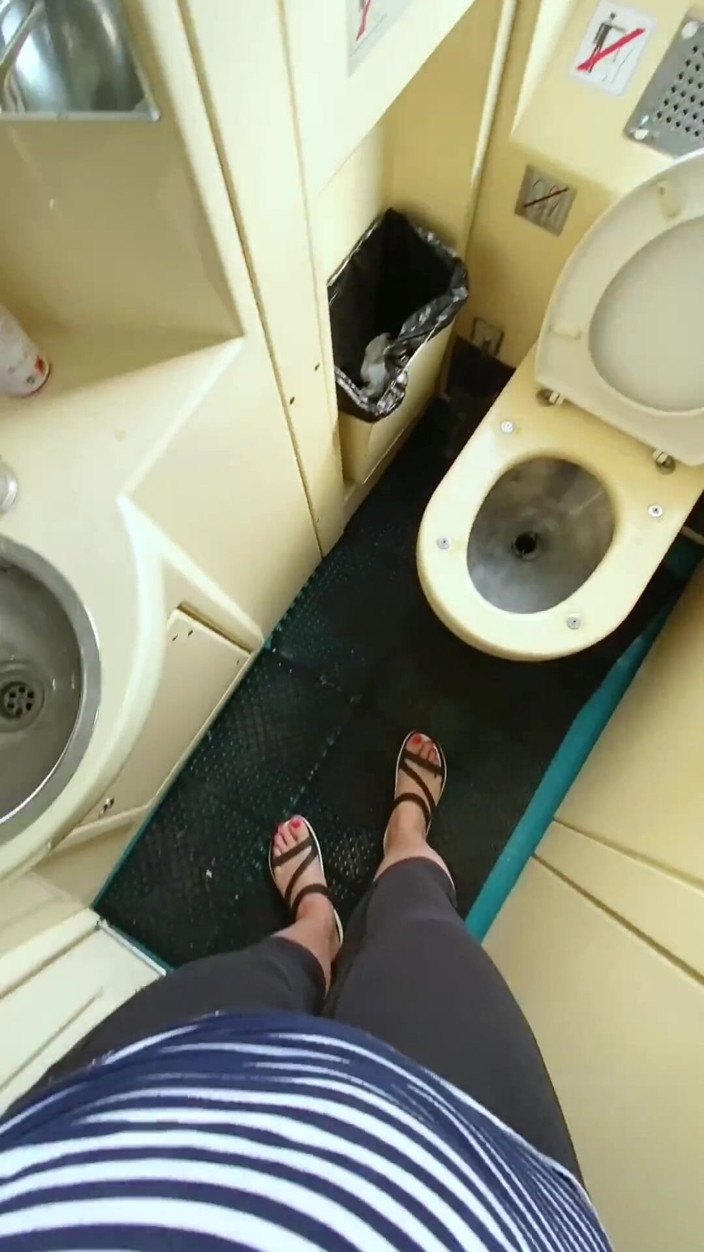 Ms Pee Piss: Viagem de trem no trem, fui a um banheiro público...