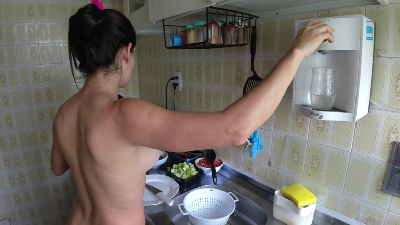 Esposaheyya: Wife Cooking Naked
