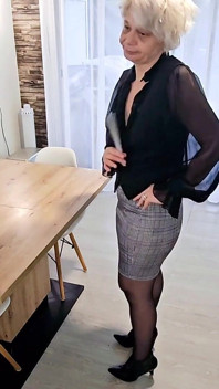 Profesoara de engleză își tachinează elevul ca să-i fută pizda de curvă