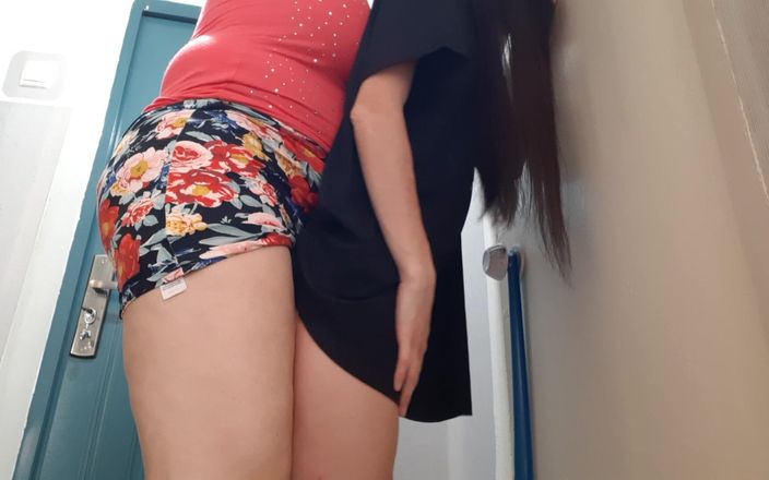 Lesbian-candys: 我的熟女朋友把我狠狠地钉在墙上，狠狠地操我