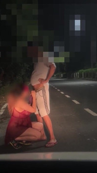 Bhabhi panas mengongkek orang asing di jalan raya