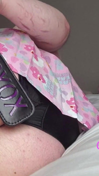 Använda en paddel på min fitta och röv! Älskar att visa upp att jag är en slampa!