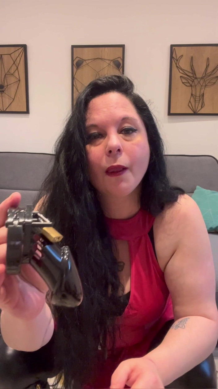 Maitresse Clara: 순결 케이지에 갇히도록 조건화됨