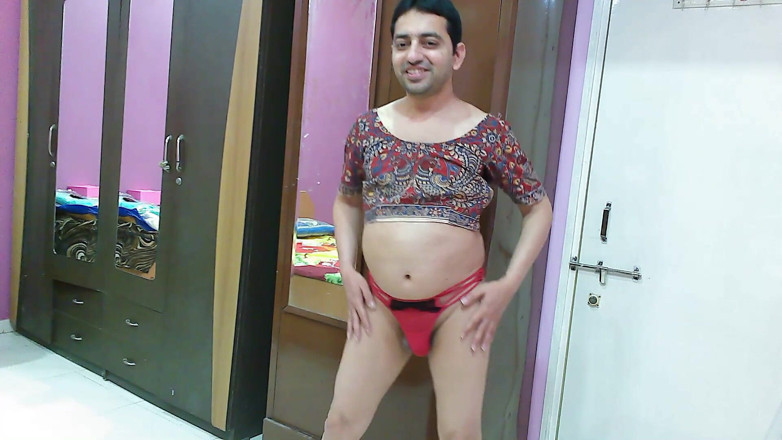 Cute & Nude Crossdresser: Seksowne maminsynek crossdresser femboy Sweet Lollipop w drukowanym topie, czerwone...