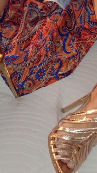 Selenas Füße verehren und posieren in High Heels
