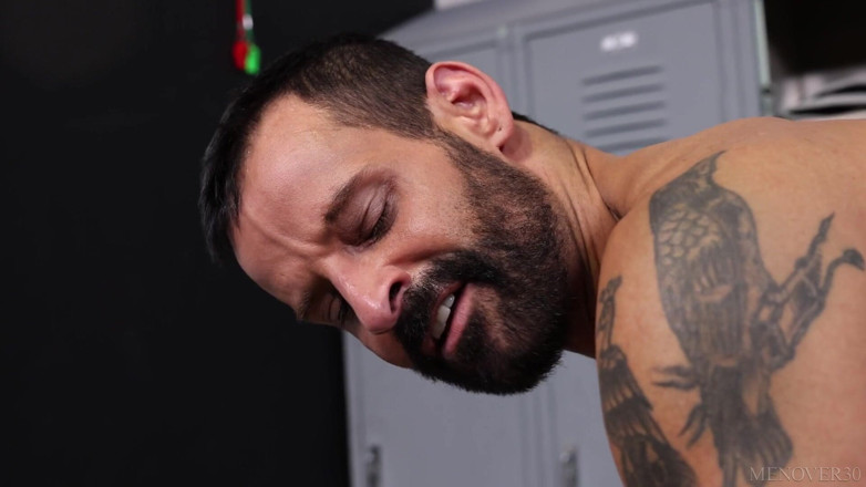 Pride studios: Menover30 - cowok berjanggut yang lebih tua dientot sama kontol raksasa