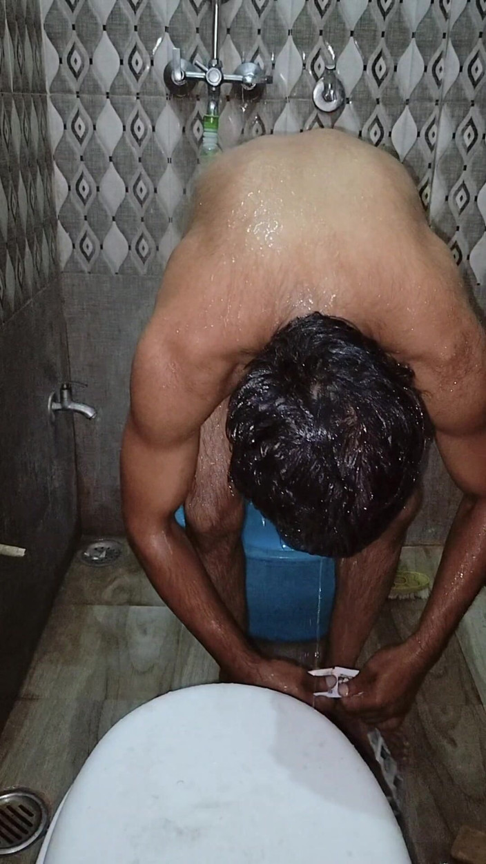 Tarun: Masturbazione in bagno