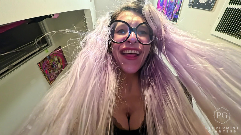 Peppermint Giantess: 6'7 la matrigna possiede il suo patetico perdente corto - gigantessa...