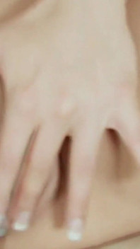 Cewek hot rambut cokelat lagi asik fingering memeknya sendirian sampai orgasme