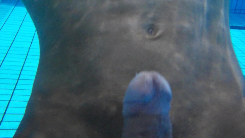 outdoor-fun: Indoor öffentlicher pool solo unbeschnitten nackter fitter mann schwimmt