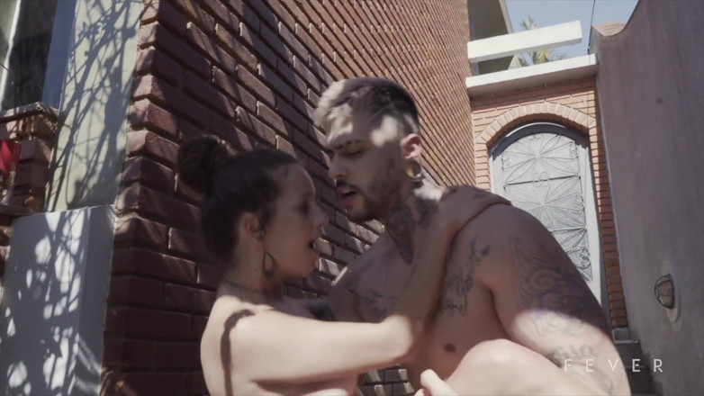 Fever Films: Трахни і задовольняй мене, я сьогодні в гарячій червоній білизні