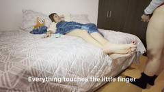 scarlettandc: Čistím, masíruji a lakuji zpocené a nechutné nehty na nohou...