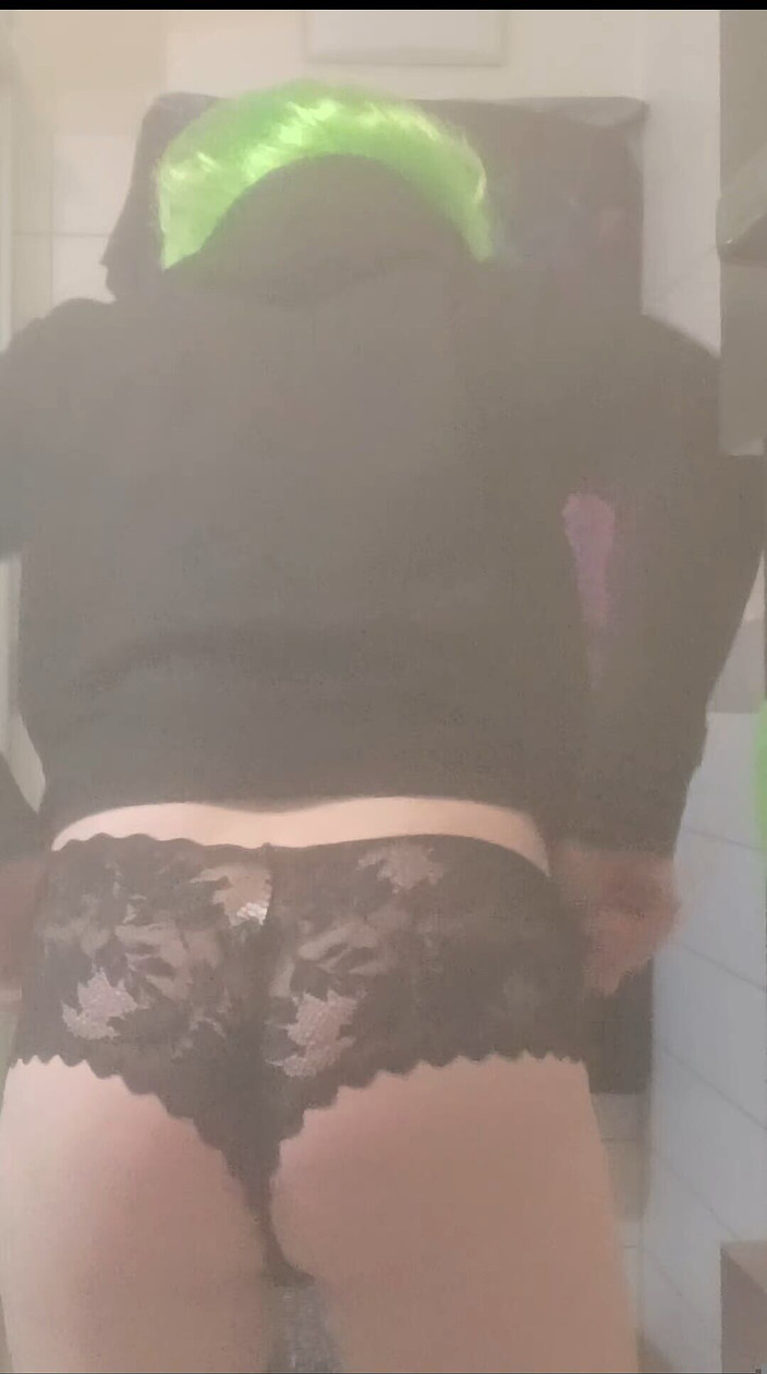 JujuTV: La sissy femboy puttana lo fa da sola in bagno