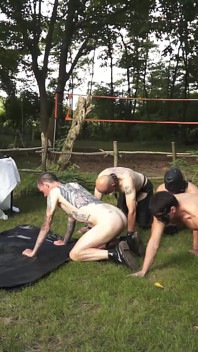 Gli schiavi sessuali bevono piscio frustate dall'amante
