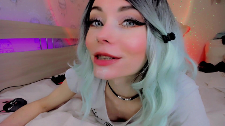 Dirty slut 666: 蓝头发的荡妇在她的 ahegao 脸上得到乳汁