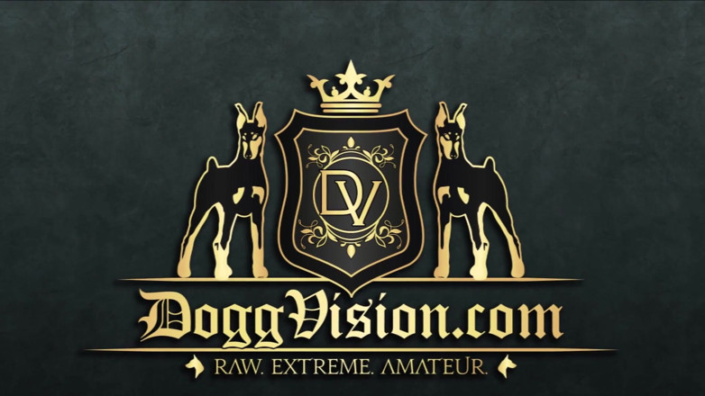 DoggVision: Gilf met grote reet komt klaar op de Sybian-machine