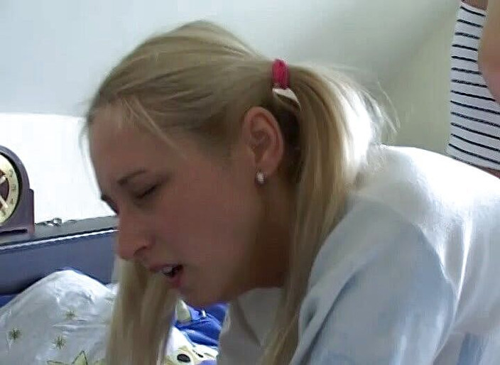 German Fuck Movie: Má tady mladá blonďatá učitelka svůj první zadek orgasmus?