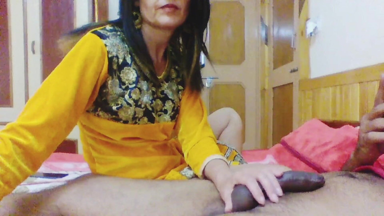 Bolly Karma: Puszczalska milf z owłosioną cipką chce się pieprzyć