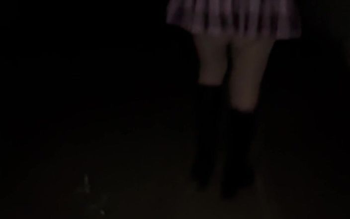Lady Oups: Curvă scoțiană roz cu fustă mini dop anal și expunere în oraș