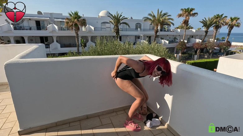 Candystart Videos: Masturbação no telhado do hotel