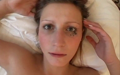 Magmafilm: Küçük göğüslü ve meme uçlu kızıl saçlı güzel, bir yabancıyla...